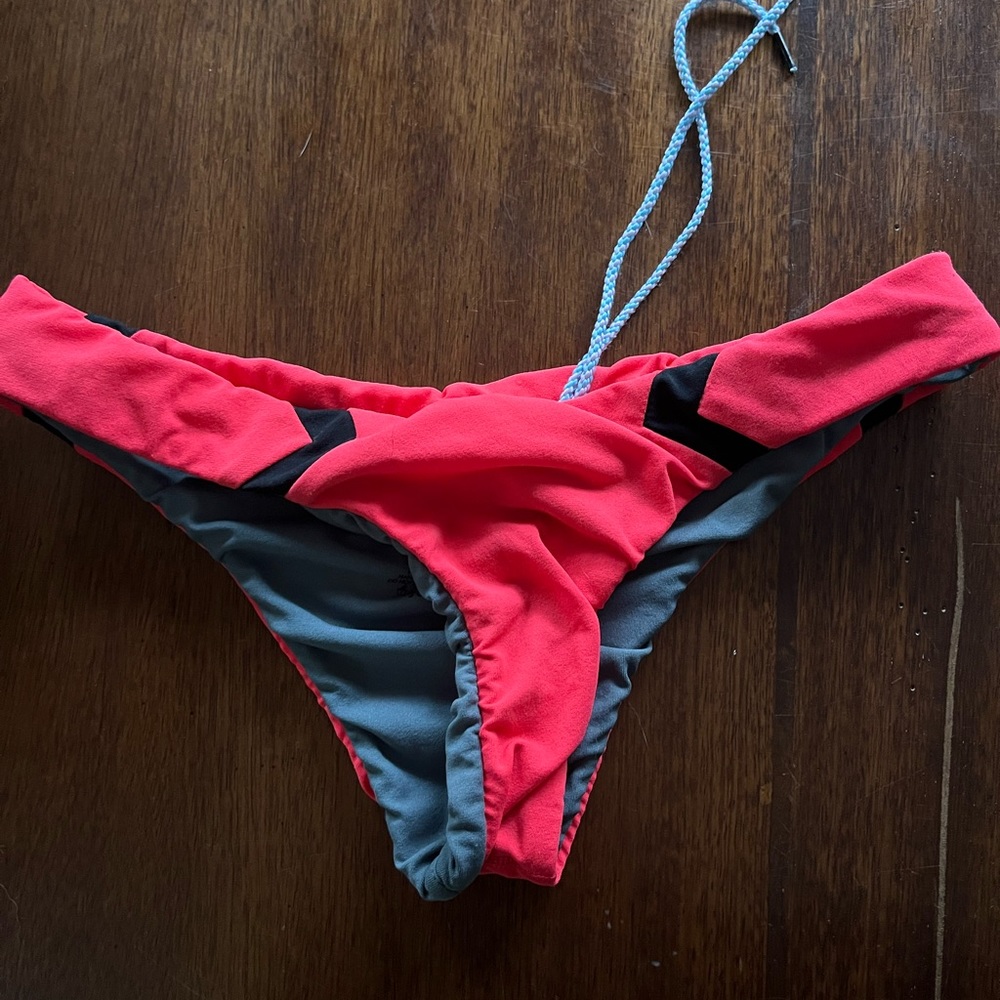 Worn 1-2x like new. Bright coral color and black. Size M slim coverage.